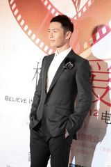 组图：黄晓明亮相《首映》慈善晚宴压轴献唱