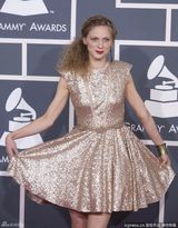 组图：格莱美红毯群星纷纷亮相星光熠熠