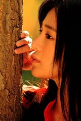 组图：周显欣最新写真火红造型上演秋天童话