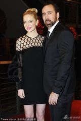 组图：《克鲁德一家》首映 凯奇携妻恩爱亮相