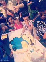 组图：森碟生日会 石头天天帅气亮相明星范儿