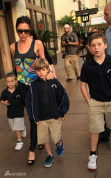 幻灯图集：辣妈维多利亚携三子逛街 穿着清凉