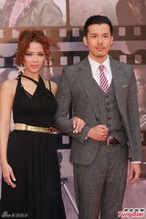 组图：方皓文金像奖红毯黑裙保守 不露事业线