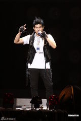 组图：周杰伦首次高雄开唱 江蕙助阵合唱《屋顶》