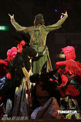 高清组图：郑伊健演唱会 舒淇登台与其热吻