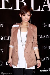 组图：郑欣宜瘦身成功后亮相 庆幸胸围并未缩水