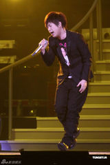 组图：林俊杰台湾开唱秀肌肉 阿信王彩桦做嘉宾