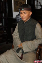 组图：吴孟达片场披头散发 与钟汉良鬼马搞怪