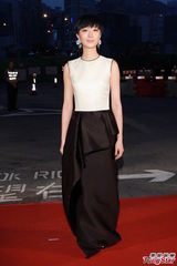 组图：桂纶镁黑白长裙典雅亮相亚洲电影大奖