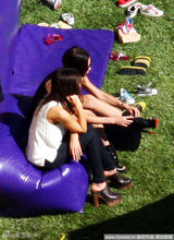 高清图：世界杯在即小贝派对无奈闲聊 辣妹短裤晒腿