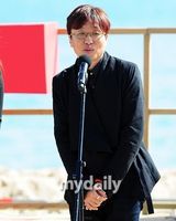 组图：河正宇金孝珍出席电影节观众对话活动