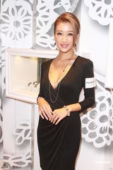 组图：谢婷婷低胸性感秀乳沟 欲与男友筑爱巢