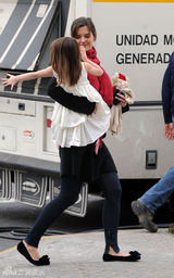 幻灯：阿汤哥尽享家庭欢乐 当众亲吻妻女大秀幸福