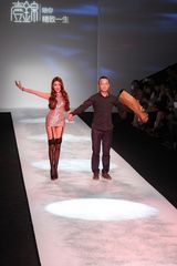 组图：孙敬媛亮相国际时装周 T台秀大玩性感