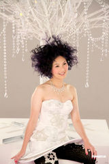 高清图：杨千嬅爆炸头闪亮登场 演唱会穿婚纱礼服