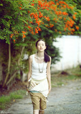 组图：童瑶全新写真化身时尚森女 玩转异国城市魔方