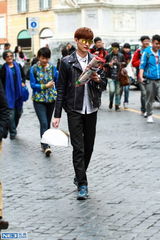 组图：账房先生华晨宇兼职摄像 张翰遭鹦鹉调戏