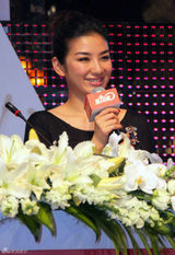 高清图：黄奕主持慈善拍卖  奕动基金筹大量善款