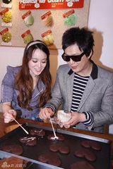 高清组图：萧煌奇新碟好口碑不断 情人节学做饼干