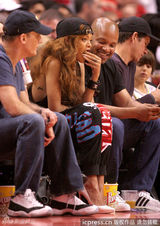 组图：蕾哈娜观战NBA忘情吃零食翻白眼