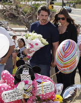 组图：贝尔携妻悼念《蝙蝠侠》受难者