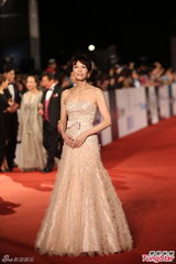 组图：郑裕玲低胸亮相金马红毯 风情万种