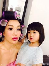 组图：钟丽缇变身包租婆 母女搞怪变装耍宝卖萌