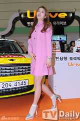 组图：miss A秀智办粉丝会粉风衣红唇抢眼