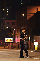 组图：林欣彤新片牵手陈家乐 当街激吻