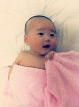 组图：小宝贝怕打针躲墙角萌翻网友