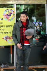 高清组图：韩星Rain剃发入伍腼腆可爱 千名粉丝送行