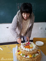 组图：陈紫函生日访特困生 望友人捐钱救助流浪狗