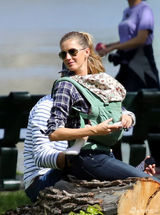 组图：邦臣一家公园散步 背小女儿上演人猿泰山