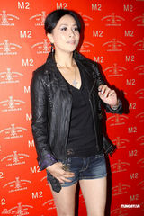 组图：刘嘉玲亮相上海 皮衣搭配牛仔短裤秀美腿