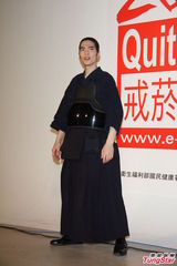 组图：虫虫恐吓案有进展 老萧展现剑击技术