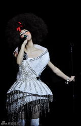 幻灯图集：尚雯婕夸张彩妆震上海 冷经典翻唱3小时