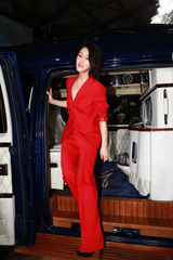 组图：黄奕邓超陈燃亮相上海车展 女王范PK中性风