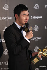 组图：金马赢家后台开心庆功 群星闪耀红地毯