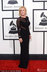 组图：作曲南-施瓦兹透视装内衣尽露显豪放