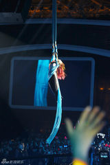 组图：张靓颖湖南卫视跨年高空绸吊震撼全场