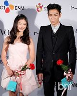 组图：韩孝珠玉泽演等众星亮相釜山电影节蓝毯