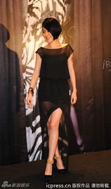 组图：小s现身北京 辣妈黑纱长裙秀美腿