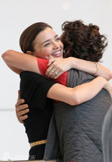 幻灯图集：奥兰多和米兰达机场秀恩爱 拥抱牵手