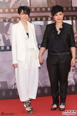 组图：林二汶与友人“黑白配”亮相金像奖红毯