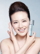 高清图：孟茜全新写真秀无痕肌肤 展露自信笑容