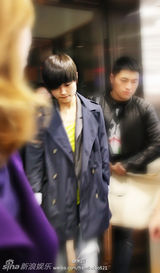 高清组图：李宇春街拍 蓝色风衣搭配牛仔裤