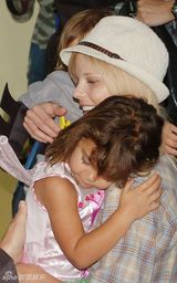 组图：伍兹前妻艾琳走出离婚阴影带子女过周末