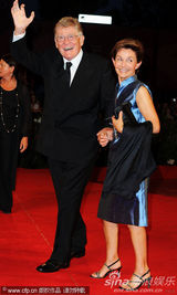 组图：《硬纸盒小镇》首映 导演埃曼诺牵爱妻亮相