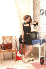 组图：新版杜拉拉焦俊艳潮搭出镜甜美日系风