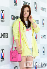 组图：JYJ出席户外品牌活动 登山造型显朝气